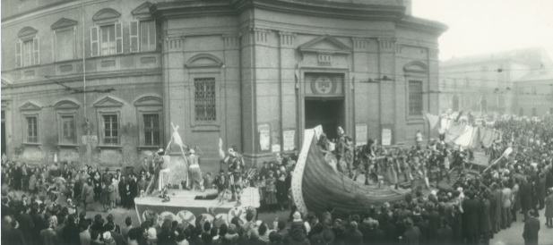 Primi anni '70 Sfilata di carri allegorici in Piazza Cavour